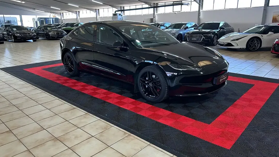 Tesla Model 3 - Thumbnail 2