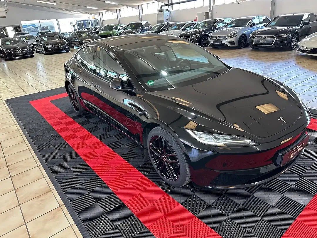 Tesla Model 3 - Thumbnail 3