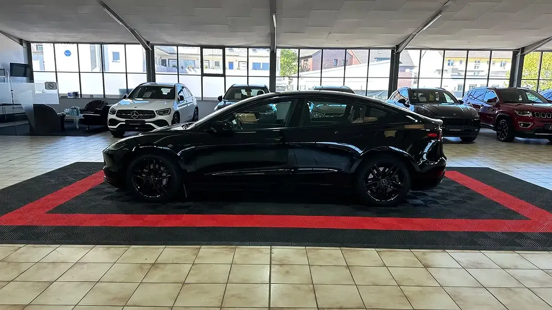 Tesla Model 3 - Thumbnail 4
