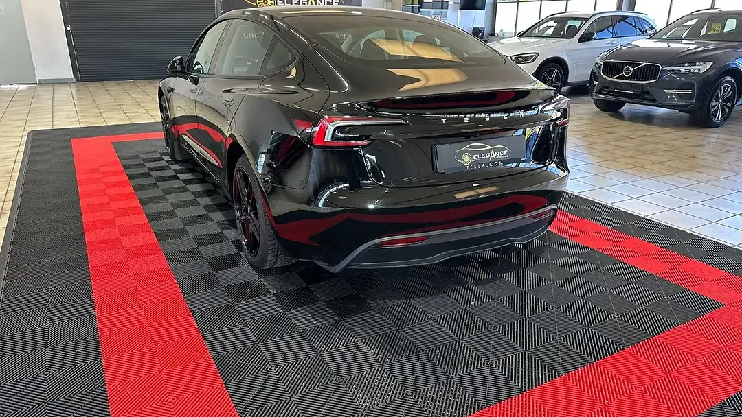 Tesla Model 3 - Thumbnail 6