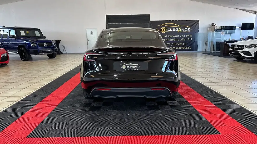 Tesla Model 3 - Thumbnail 8
