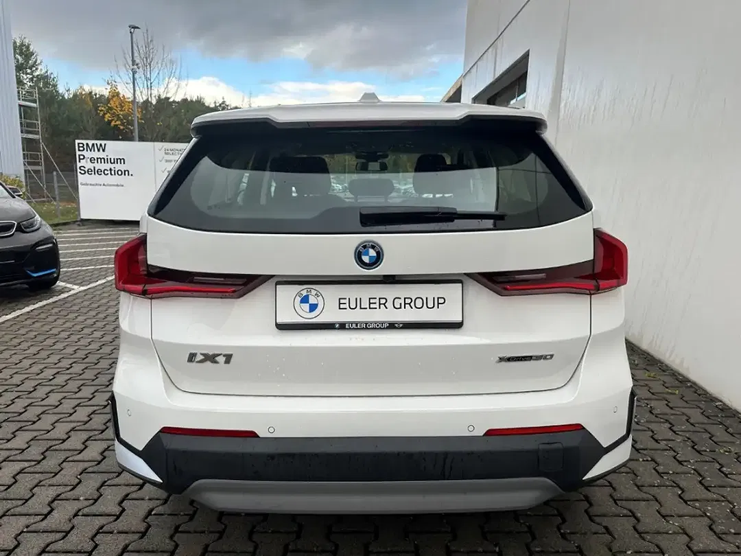 BMW iX1 xDrive - Thumbnail 4