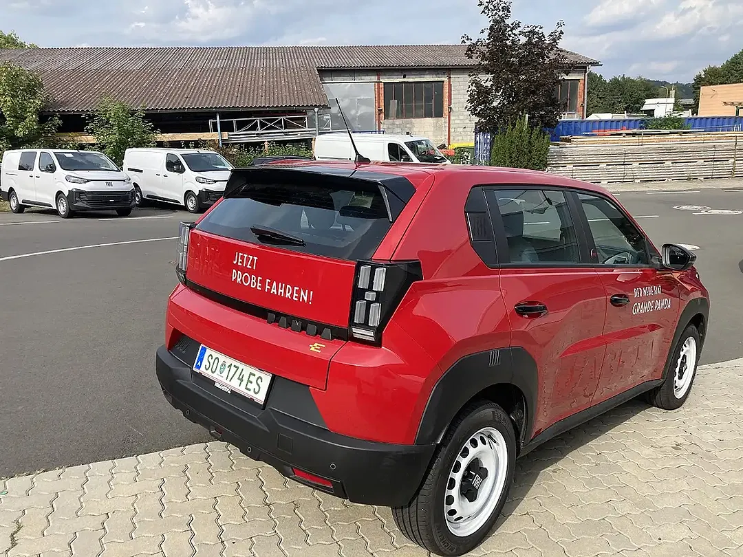 Fiat Grande Panda EV RED - Thumbnail 4