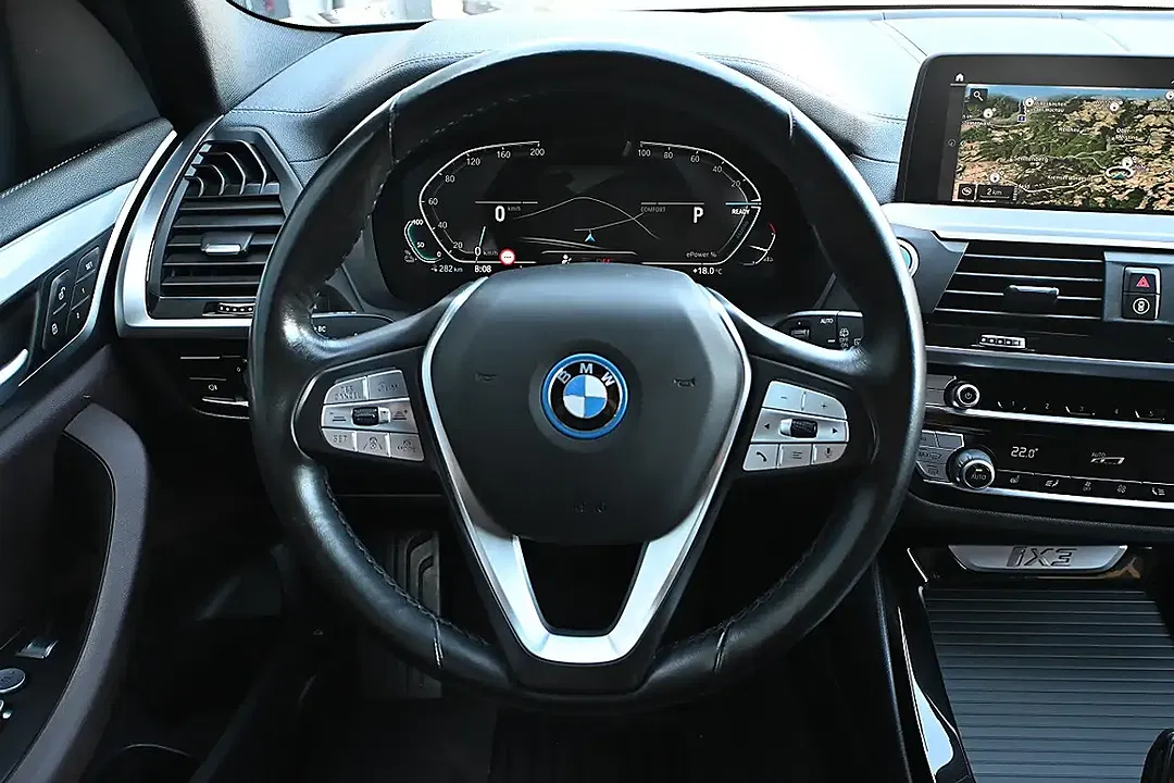 BMW iX3 - Thumbnail 7