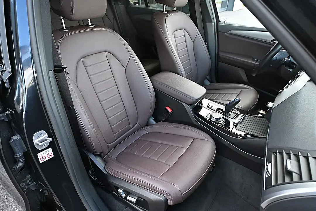 BMW iX3 - Thumbnail 3