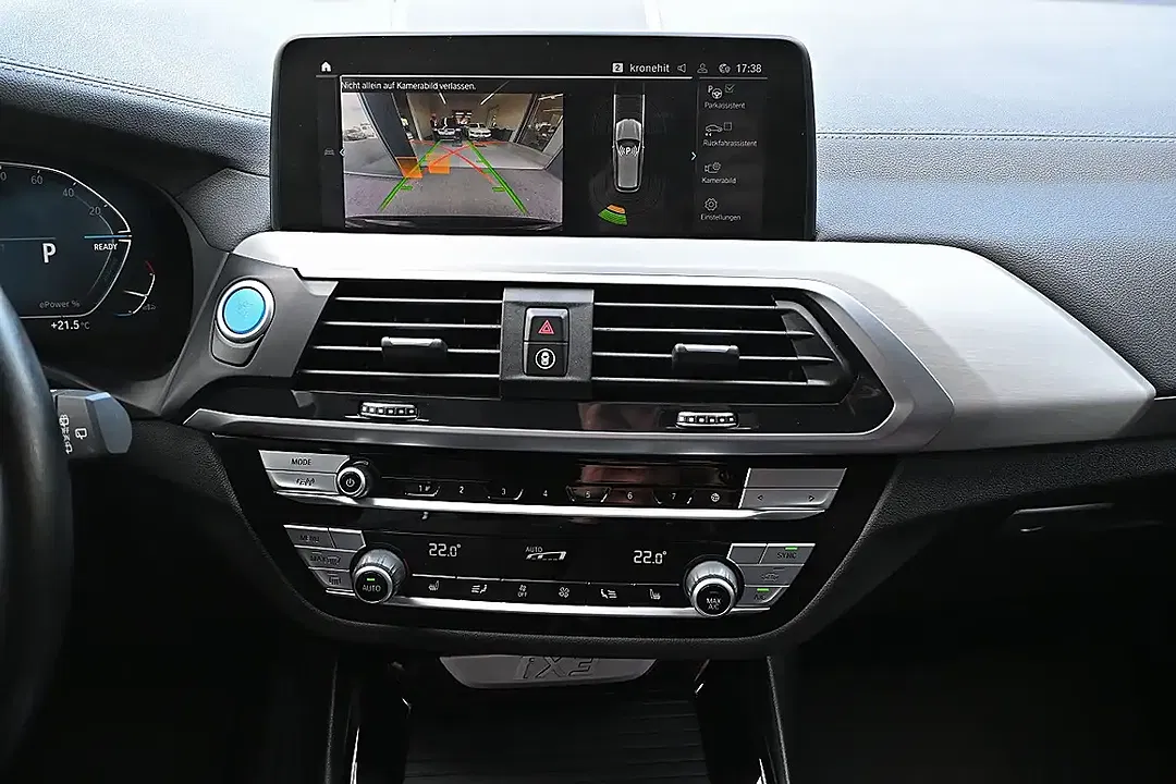 BMW iX3 - Thumbnail 4