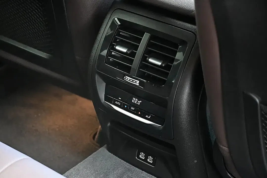 BMW iX3 - Thumbnail 5