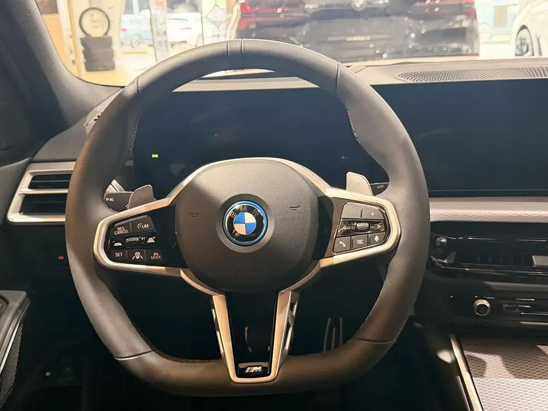 BMW 330 xDrive M Touring - Thumbnail 9