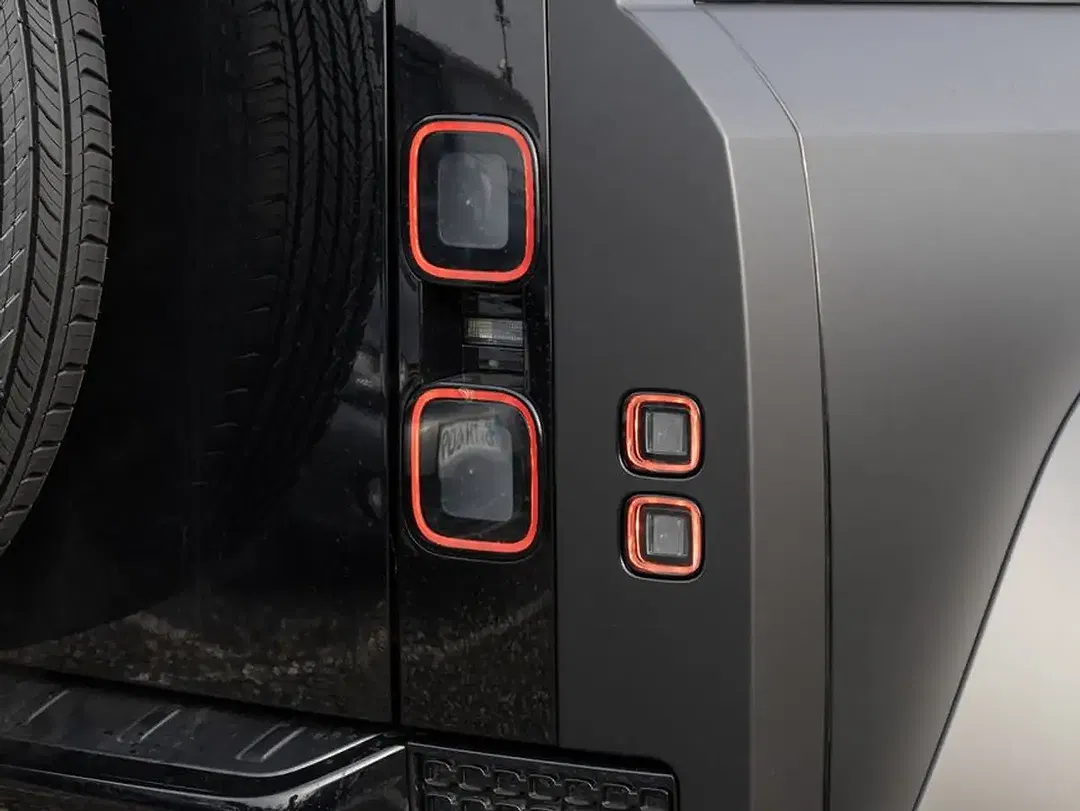 Land Rover Defender P635 OCTA 110 - Thumbnail 17