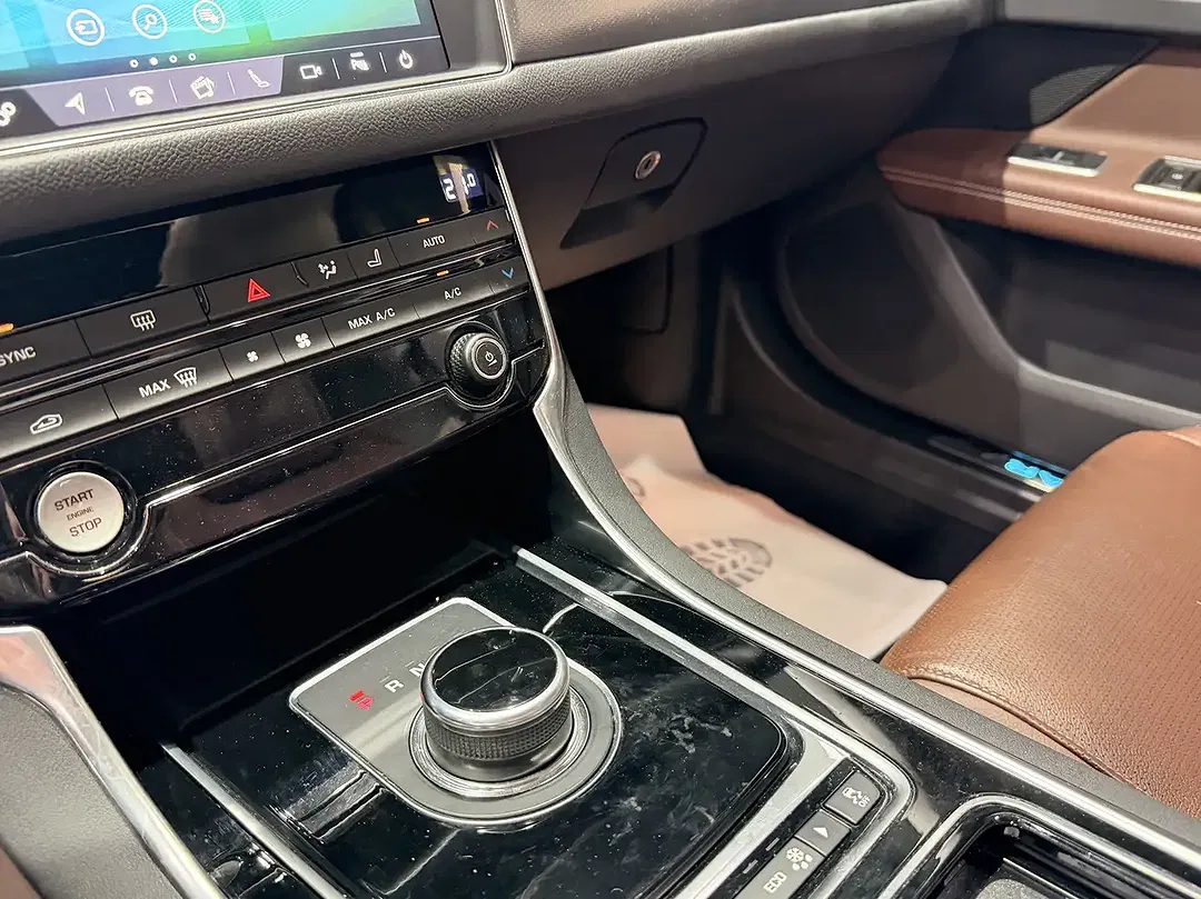 Jaguar XF 2.0 R-Sport - Thumbnail 15