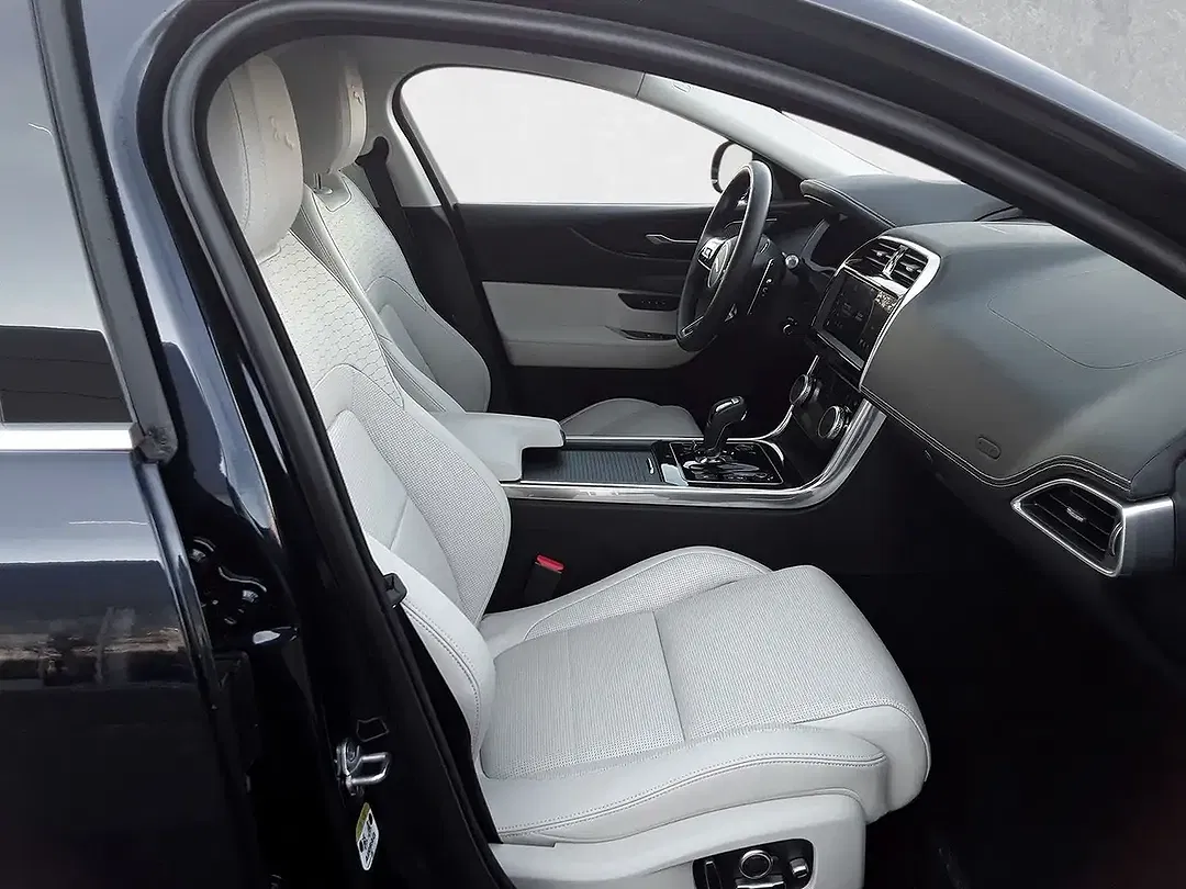 Jaguar XE D200 4x4 R-Dynamic HSE - Thumbnail 3