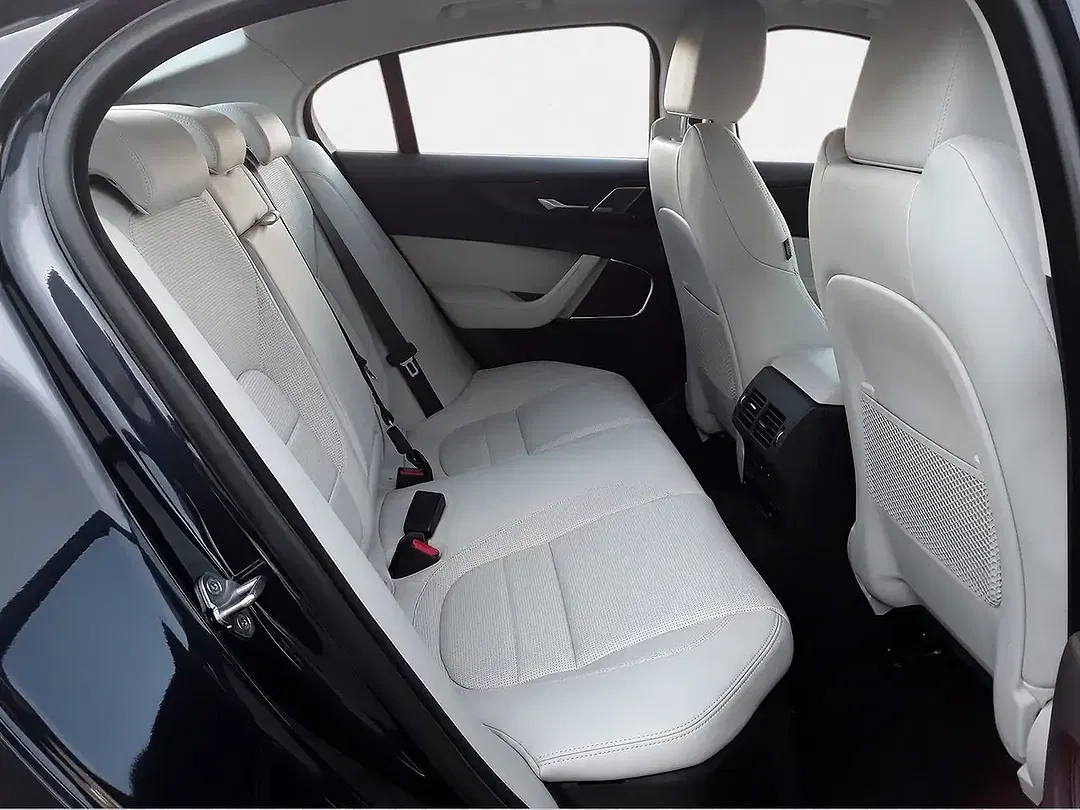 Jaguar XE D200 4x4 R-Dynamic HSE - Thumbnail 5