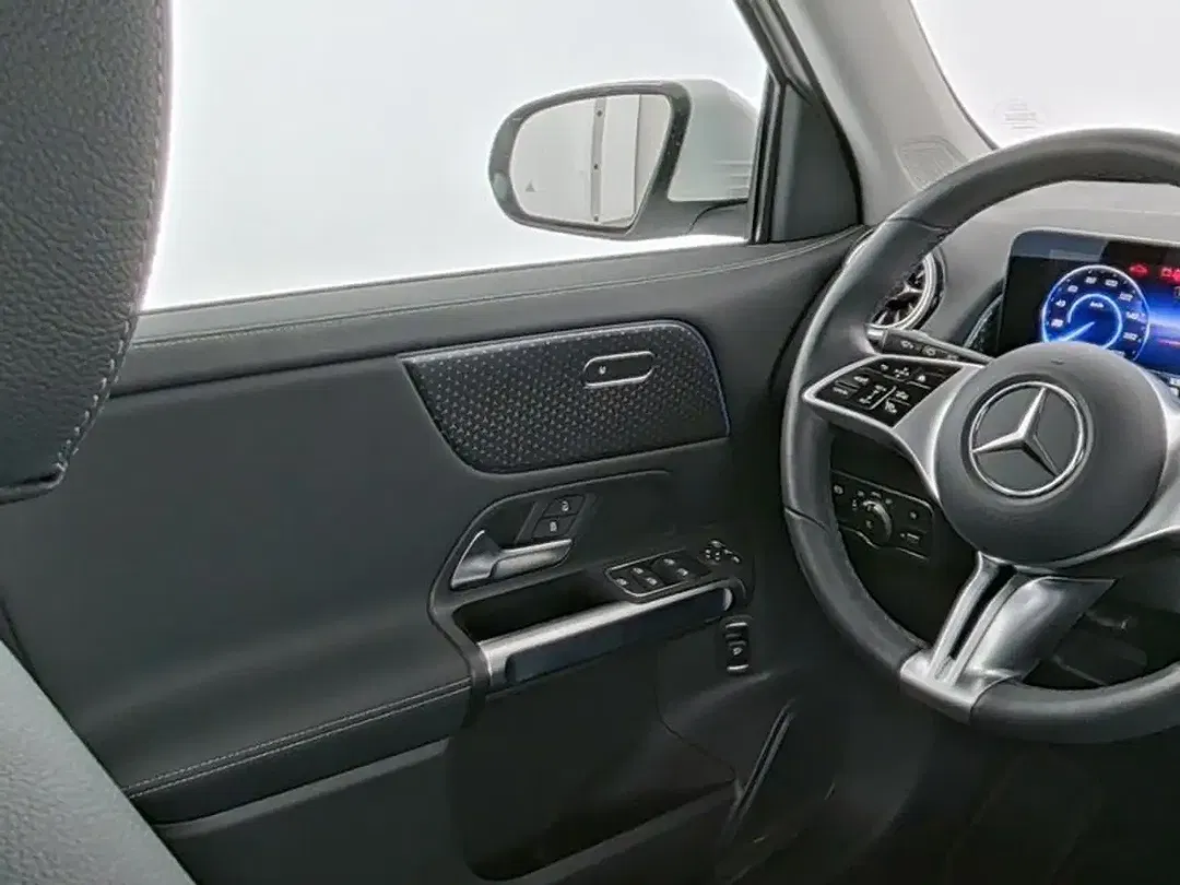 Mercedes-Benz EQB 250 - Thumbnail 8