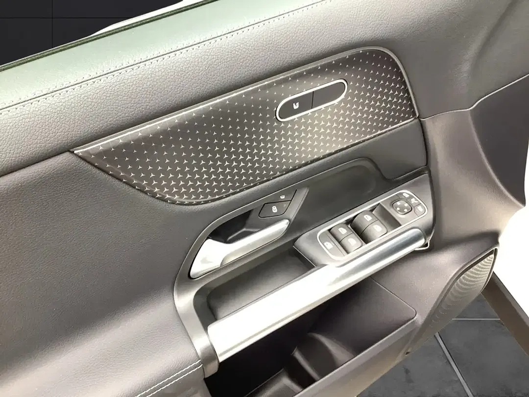 Mercedes-Benz EQA 300 4MATIC AMG - Thumbnail 10
