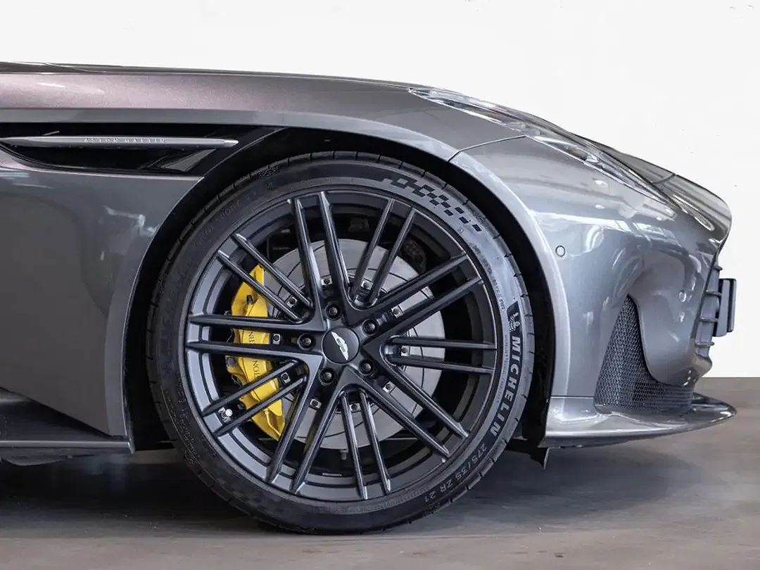 Aston Martin DB12 Volante - Thumbnail 4