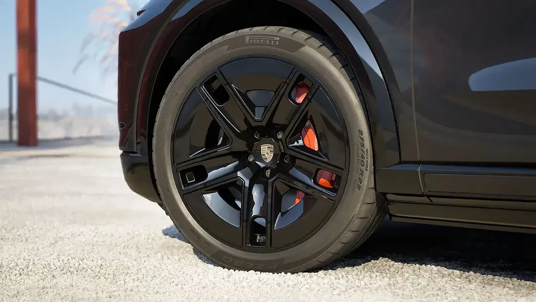 Porsche Cayenne EV Turbo Coupe Active - Thumbnail 3