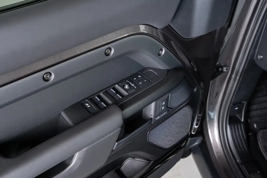 Land Rover Defender 110 - Thumbnail 14