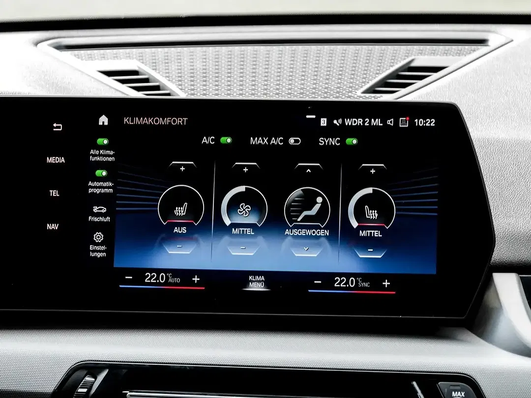 BMW iX1 xDrive Plus - Thumbnail 9