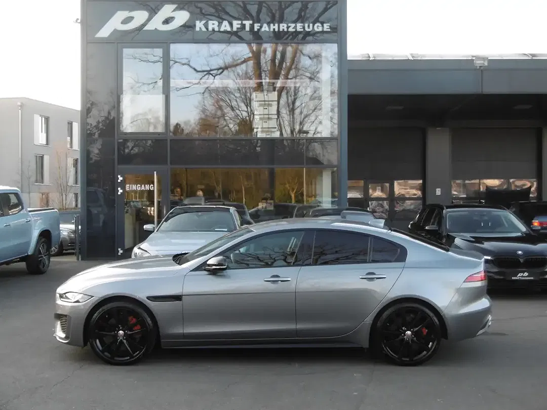 Jaguar XE 4x4 R-Dynamic Black Edition - foto 1