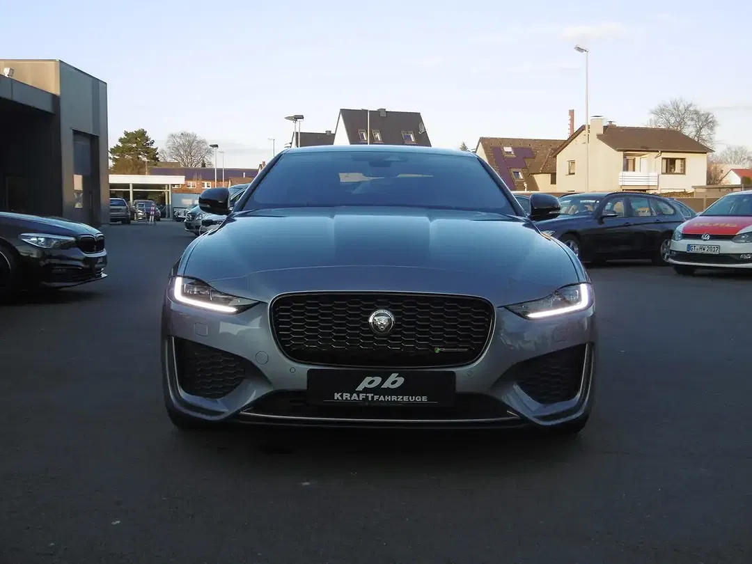 Jaguar XE 4x4 R-Dynamic Black Edition - Thumbnail 3