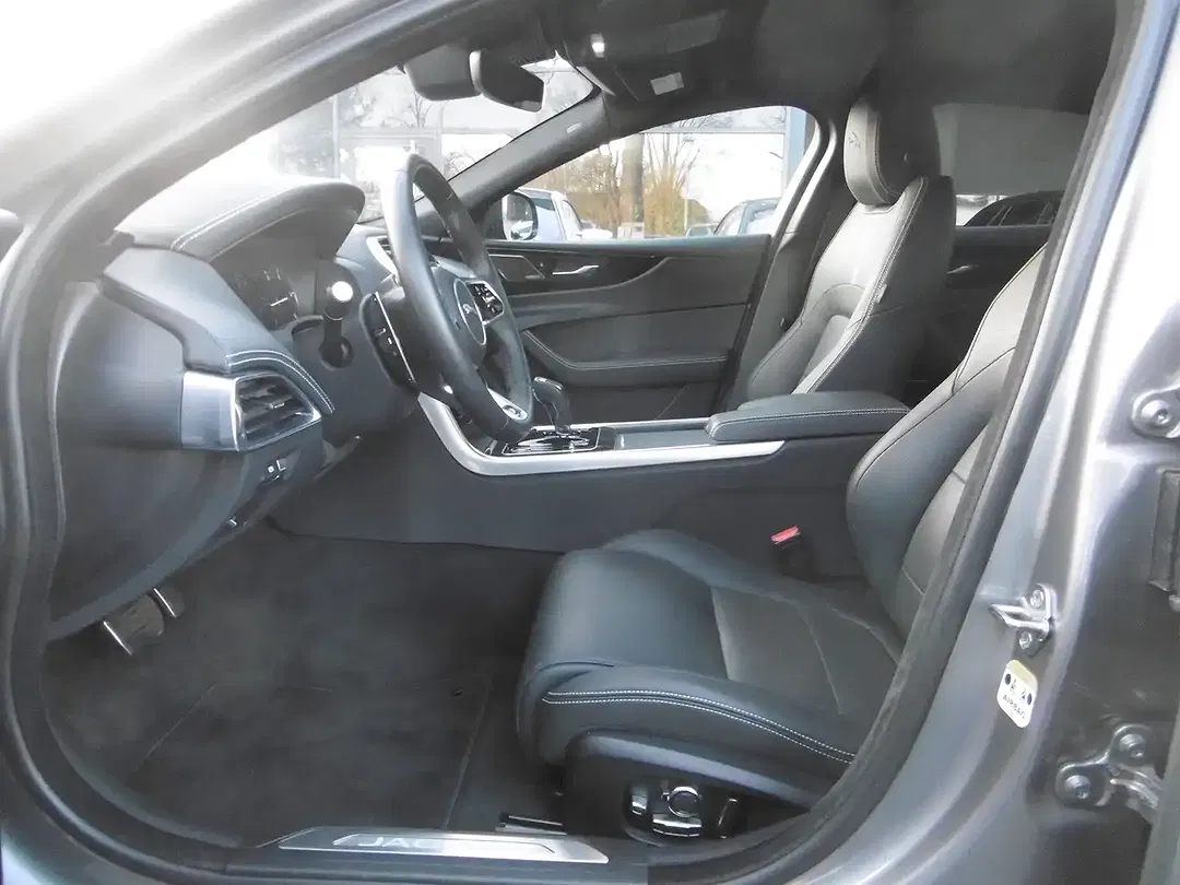 Jaguar XE 4x4 R-Dynamic Black Edition - Thumbnail 5