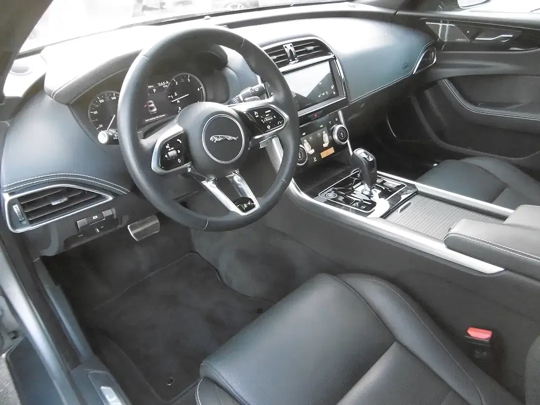 Jaguar XE 4x4 R-Dynamic Black Edition - Thumbnail 6