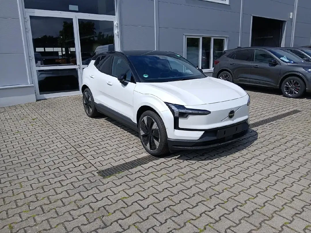 Volvo EX30 EV Ultra - Thumbnail 3
