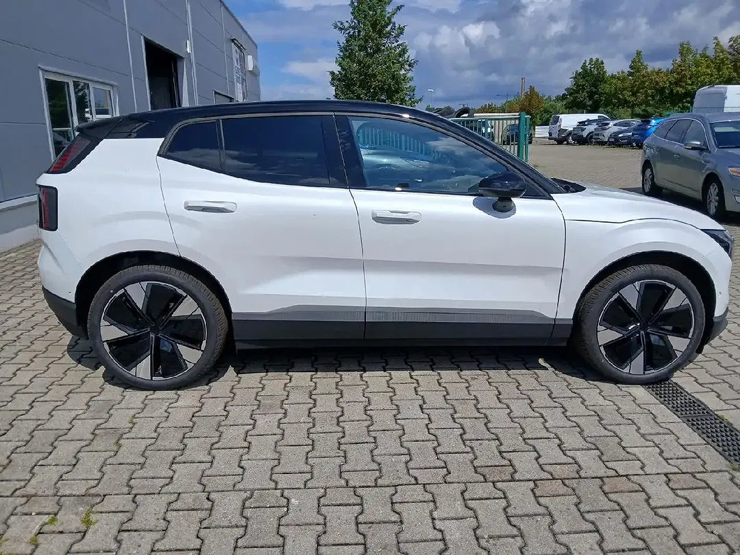 Volvo EX30 EV Ultra - Thumbnail 4