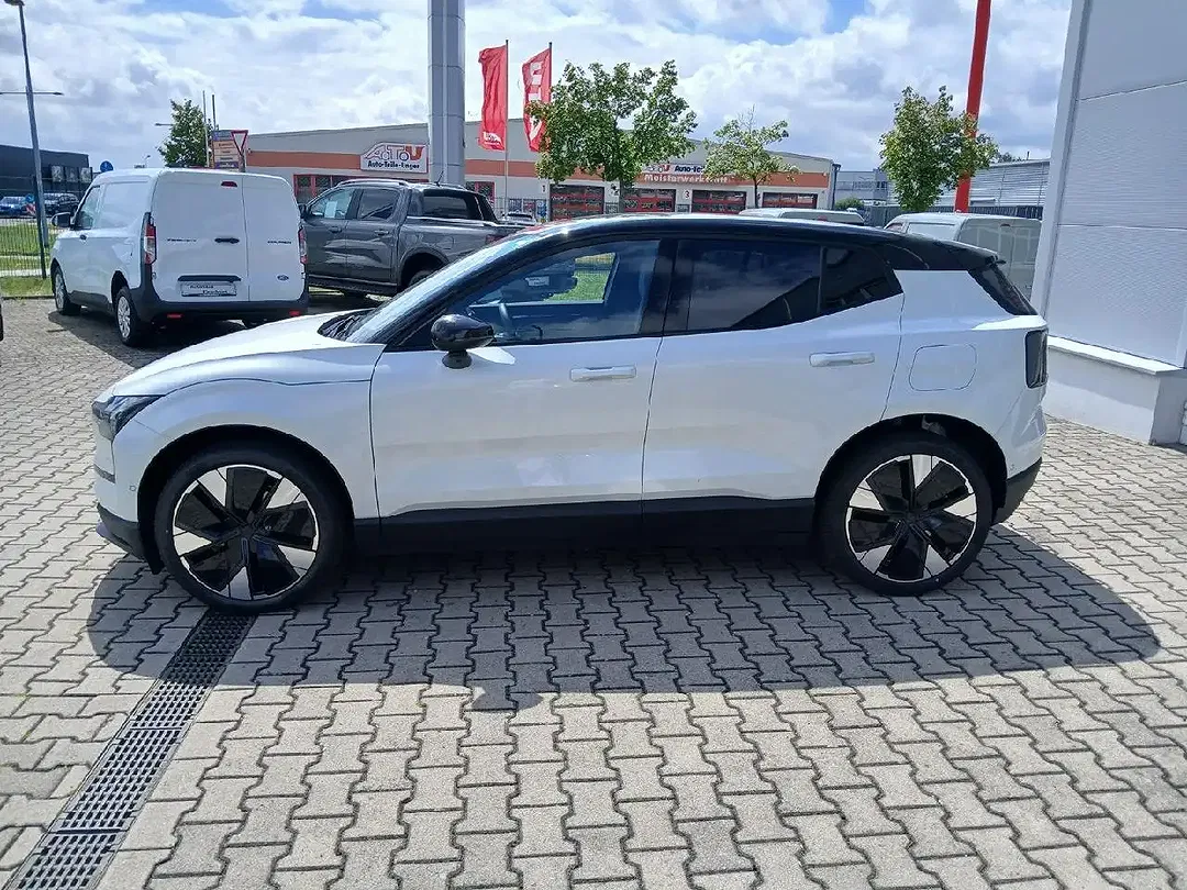 Volvo EX30 EV Ultra - Thumbnail 8