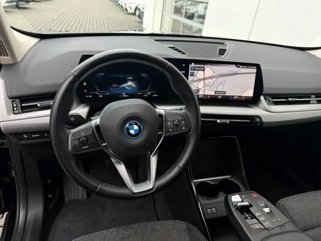 BMW iX1 xDrive M - Thumbnail 6