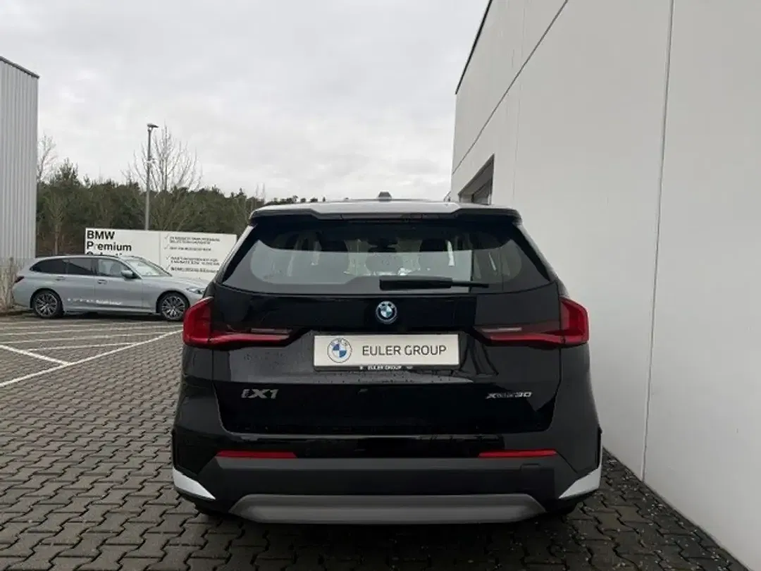 BMW iX1 xDrive M - Thumbnail 4