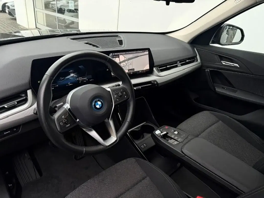 BMW iX1 xDrive M - Thumbnail 5