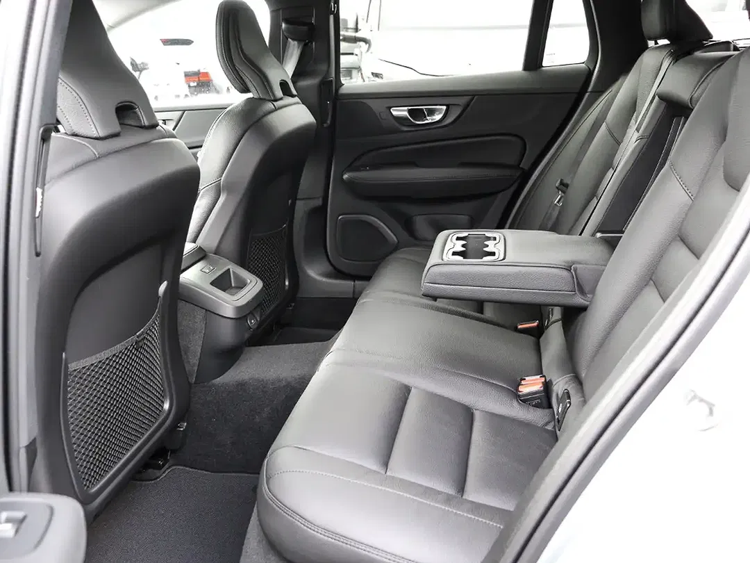 Volvo V60 B4 Plus Dark - Thumbnail 13