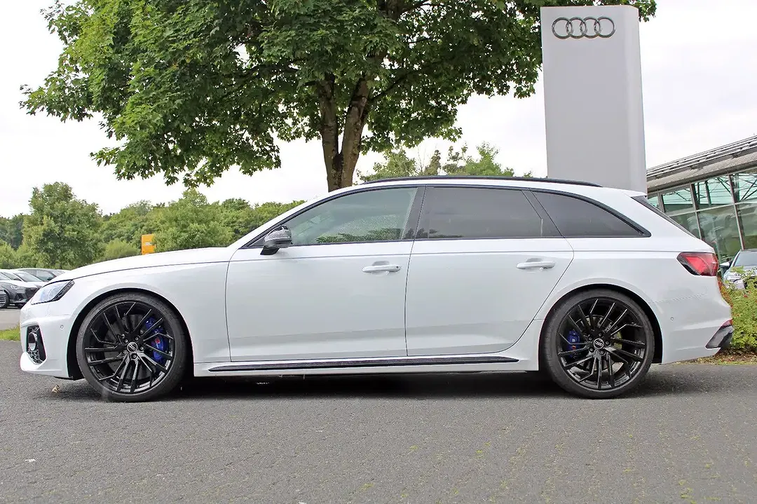 Audi RS4 TFSI quattro Avant - Thumbnail 4