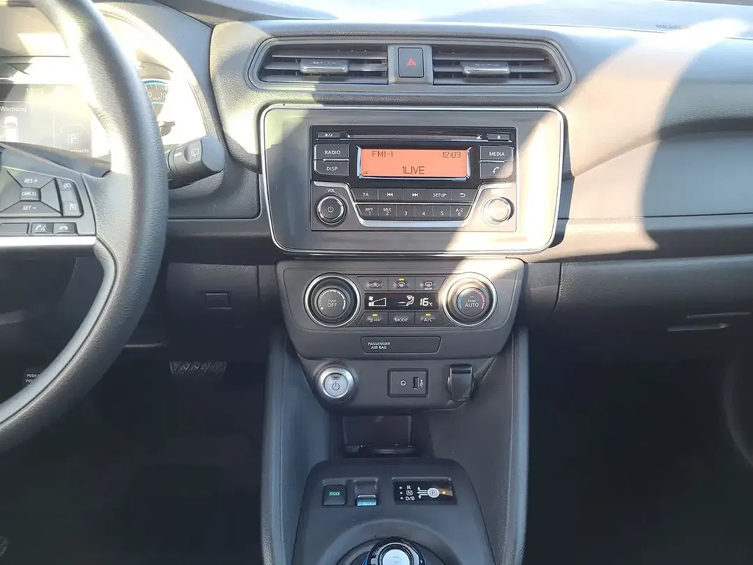 Nissan Leaf - Thumbnail 11