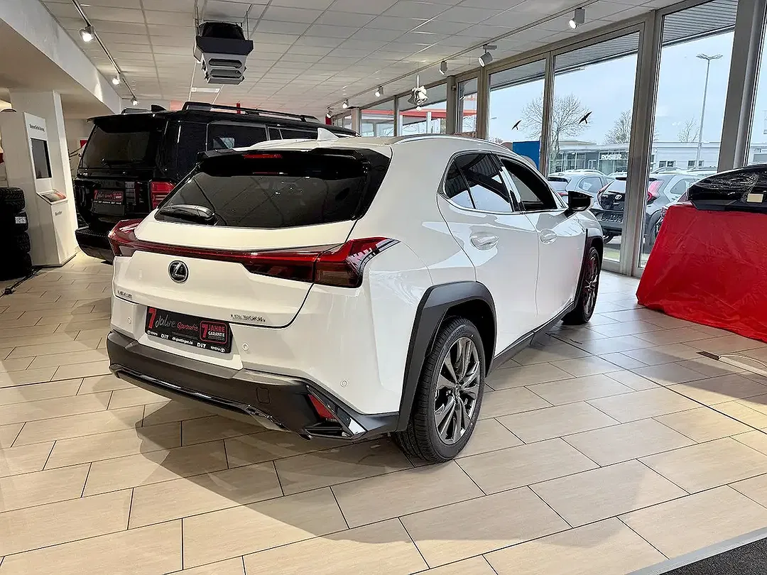 Lexus UX 300h F SPORT Design - Thumbnail 3