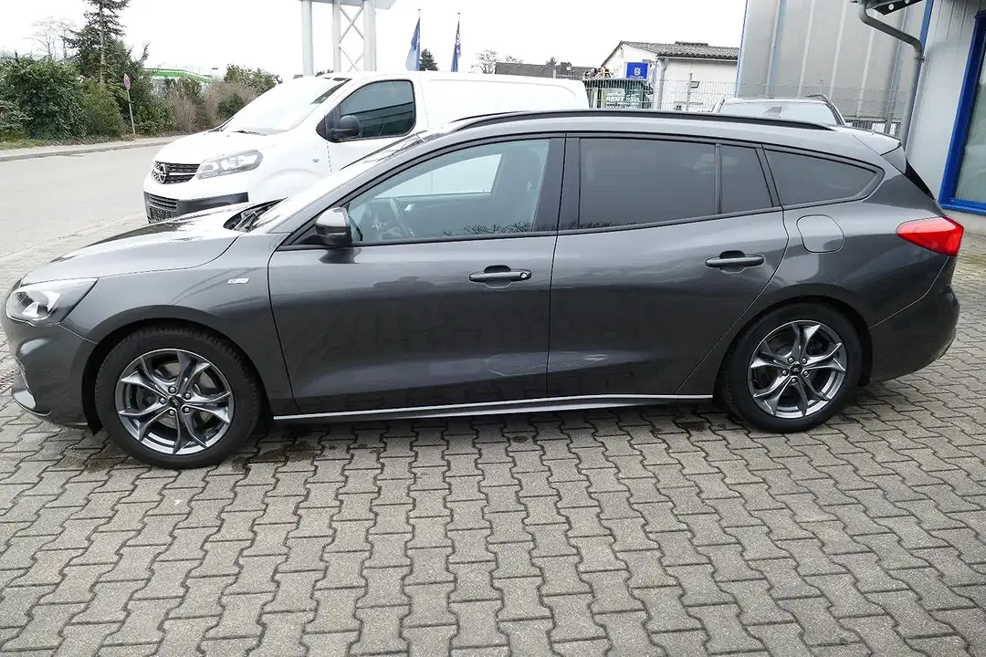 Ford Focus - Thumbnail 4