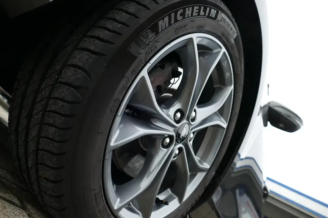 Ford Focus - Thumbnail 5