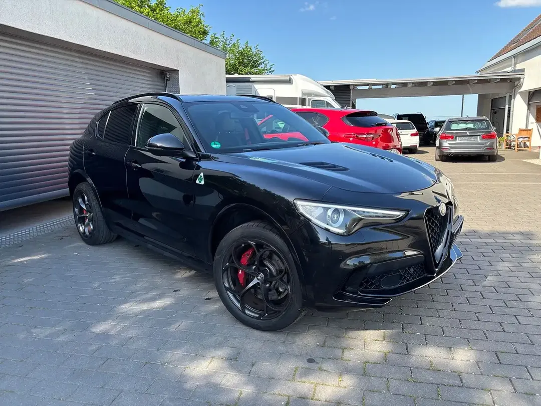 Alfa Romeo Stelvio Q4 Quadrifoglio - Thumbnail 3