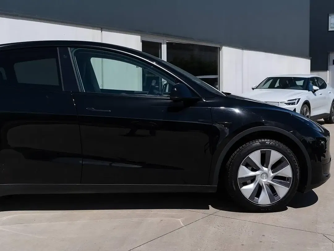 Tesla Model Y RWD Standard Range - Thumbnail 10