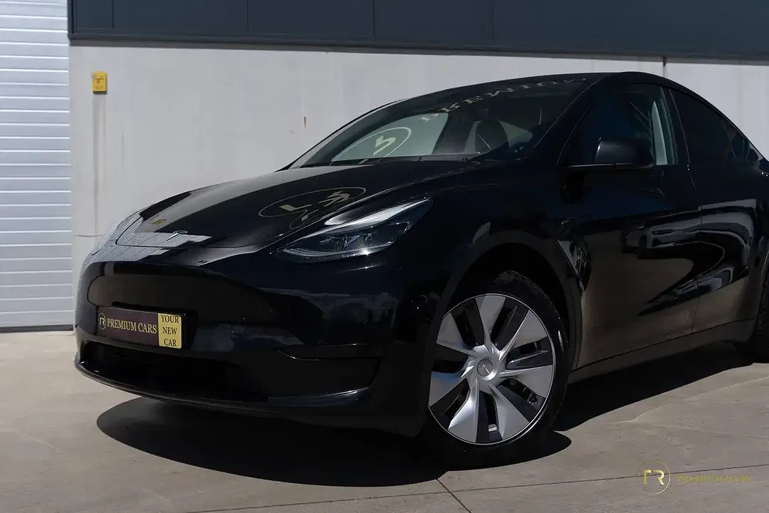 Tesla Model Y RWD Standard Range - Thumbnail 3