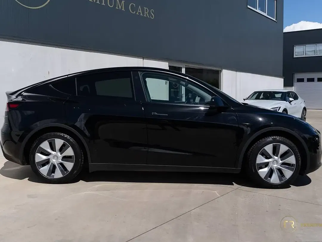 Tesla Model Y RWD Standard Range - Thumbnail 9