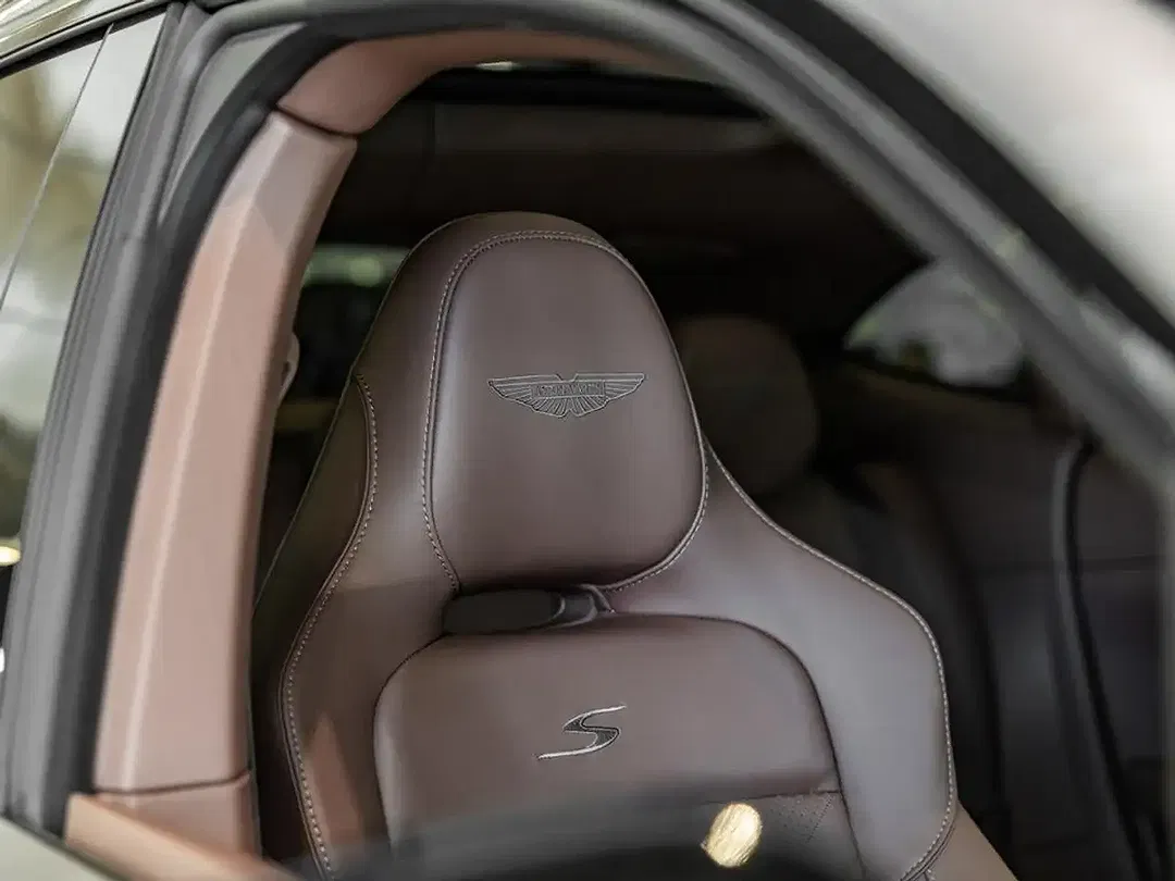 Aston Martin DBX S - Thumbnail 6