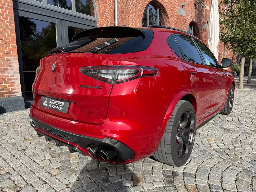 Alfa Romeo Stelvio Q4 Quadrifoglio - Thumbnail 3