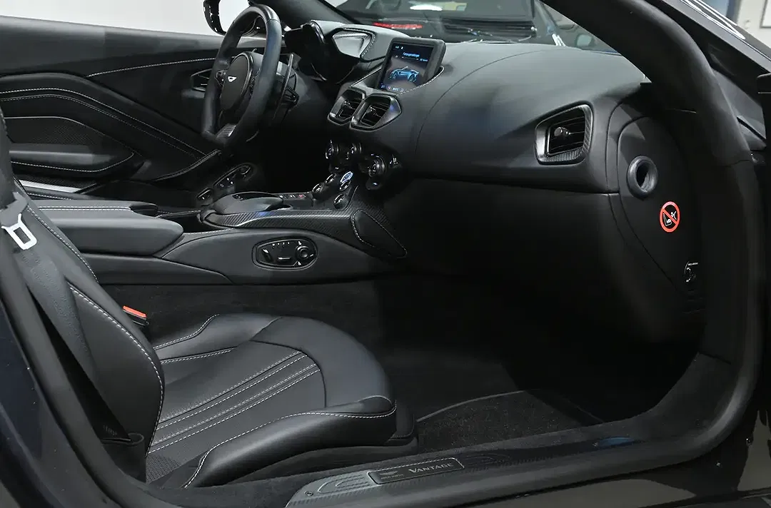 Aston Martin Vantage V8 Roadster - Thumbnail 4