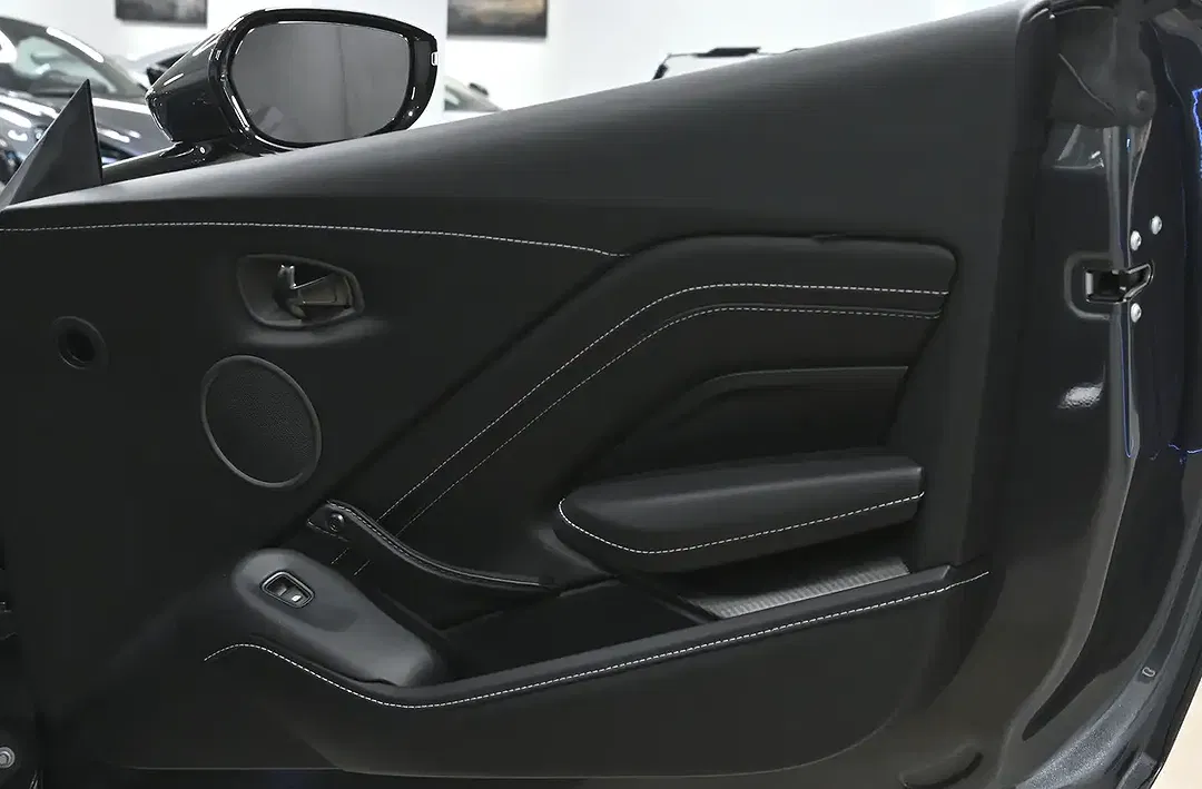 Aston Martin Vantage V8 Roadster - Thumbnail 6
