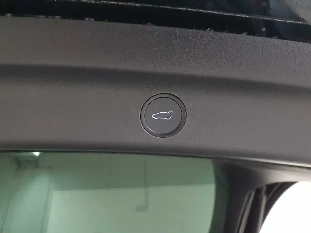 Tesla Model Y AWD Dual Motor Long Range - Thumbnail 12