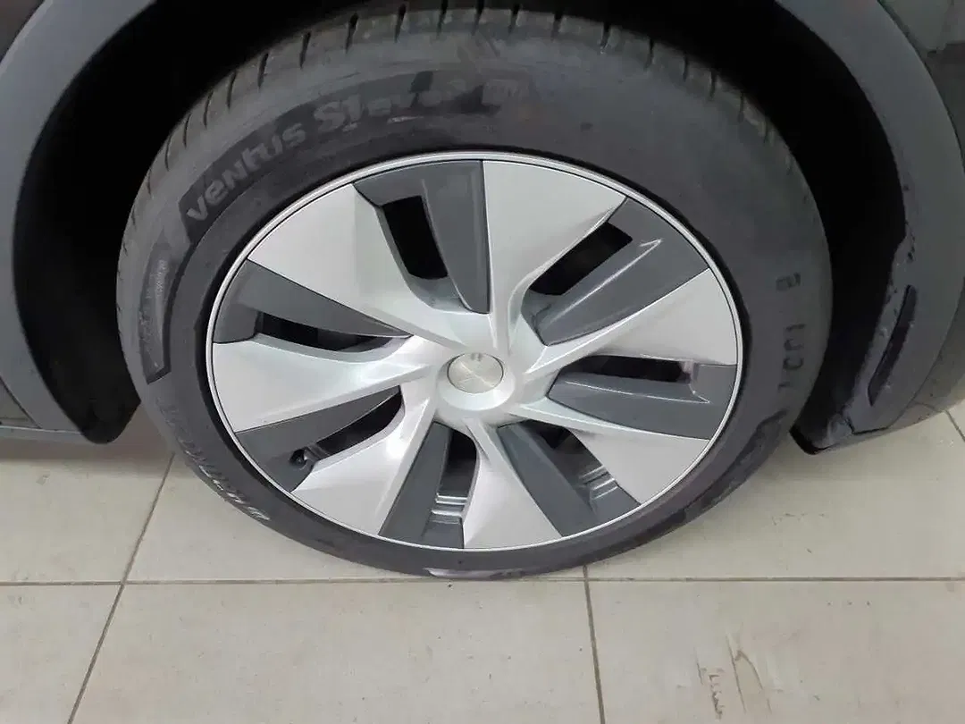 Tesla Model Y AWD Dual Motor Long Range - foto 15