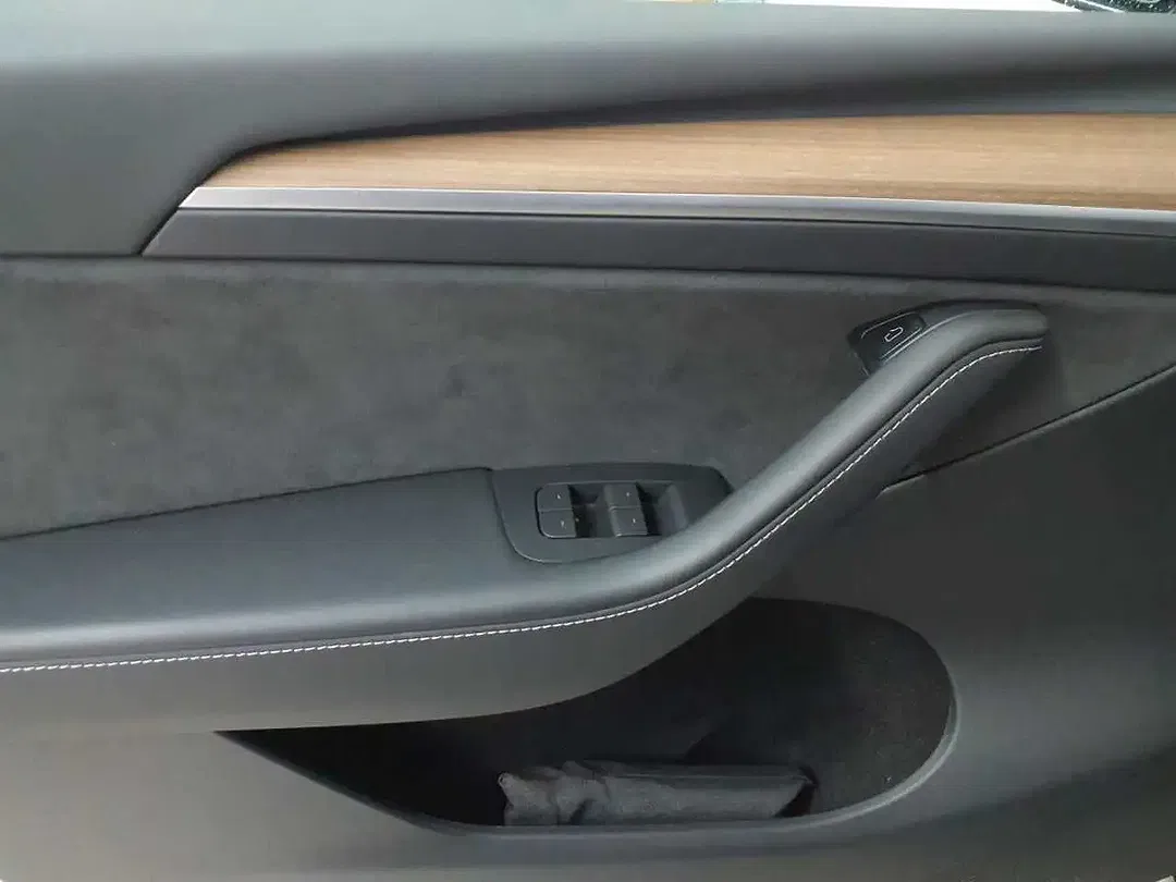 Tesla Model Y AWD Dual Motor Long Range - Thumbnail 4