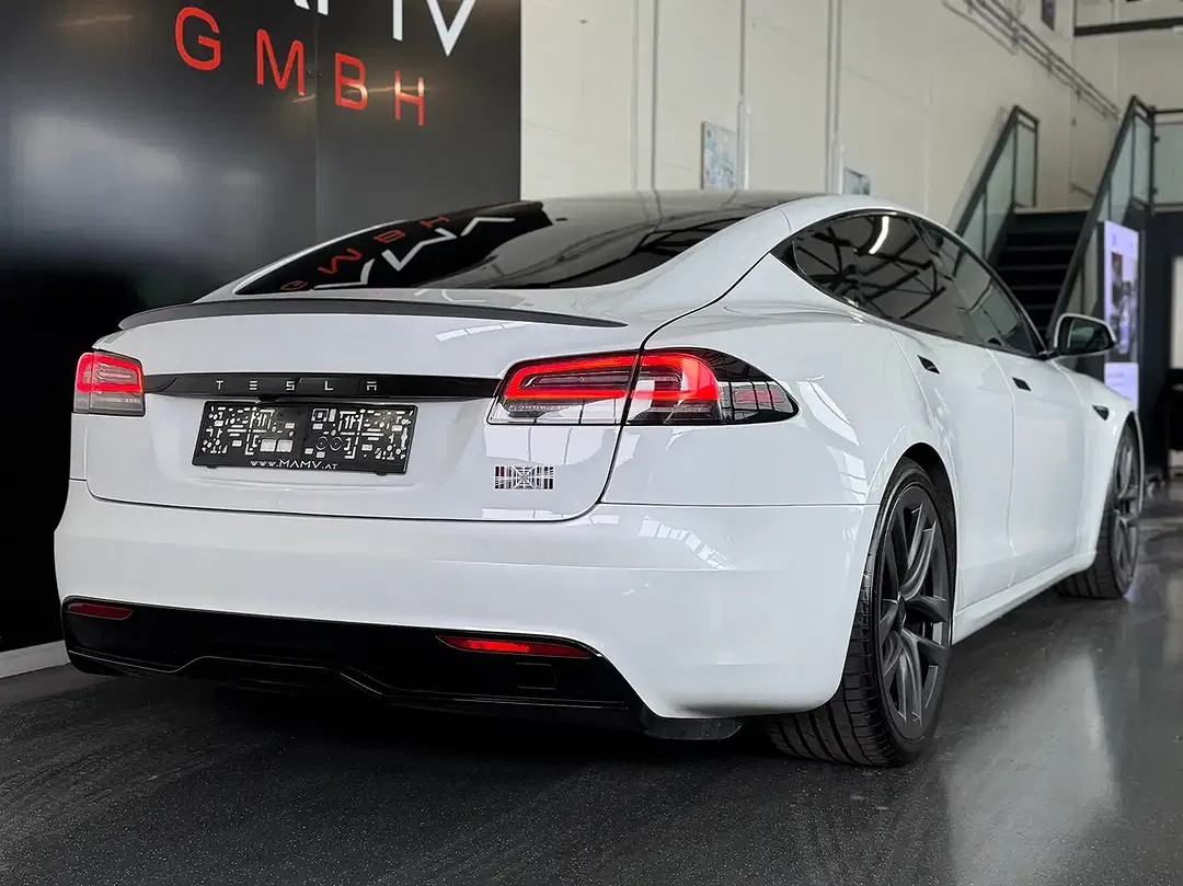 Tesla Model S Plaid - Thumbnail 3